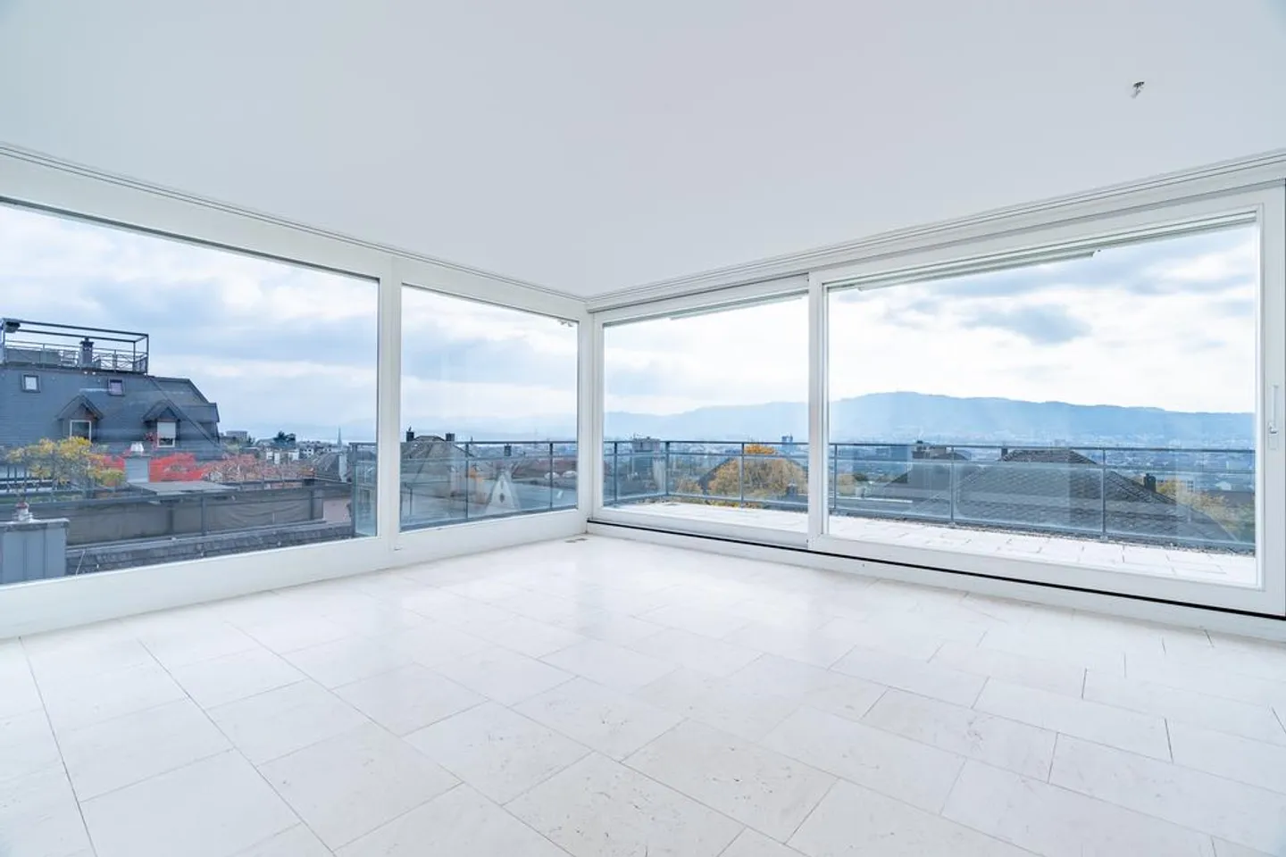 Vivre au-dessus des toits de Zurich - Votre appartement en attique de rêve - Photo 2 sur 12