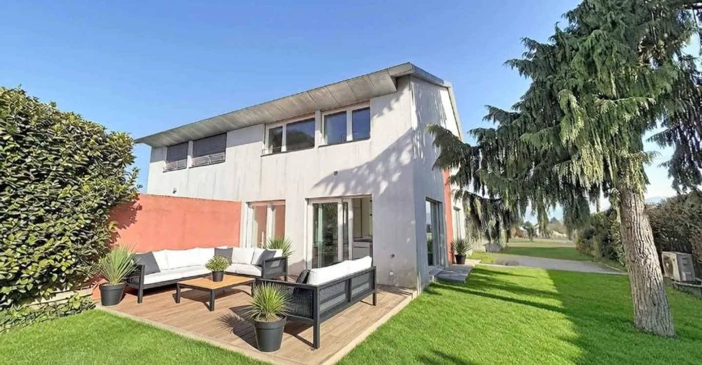 Pleasant and bright semi-detached villa - Photo 1 of 9