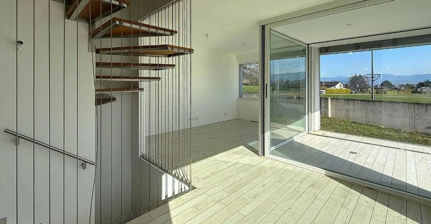 Pleasant and bright semi-detached villa - Photo 2 of 9