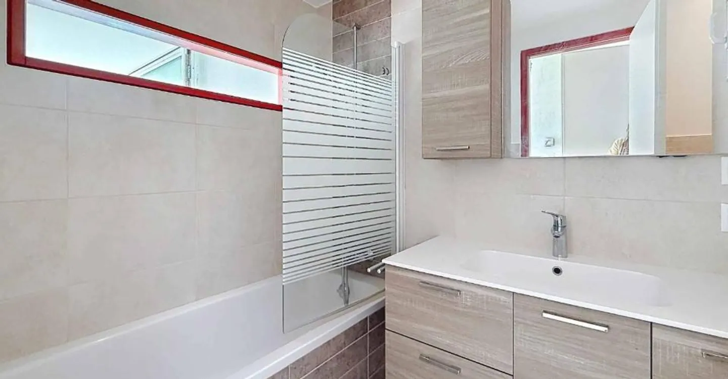 Pleasant and bright semi-detached villa - Photo 8 of 9