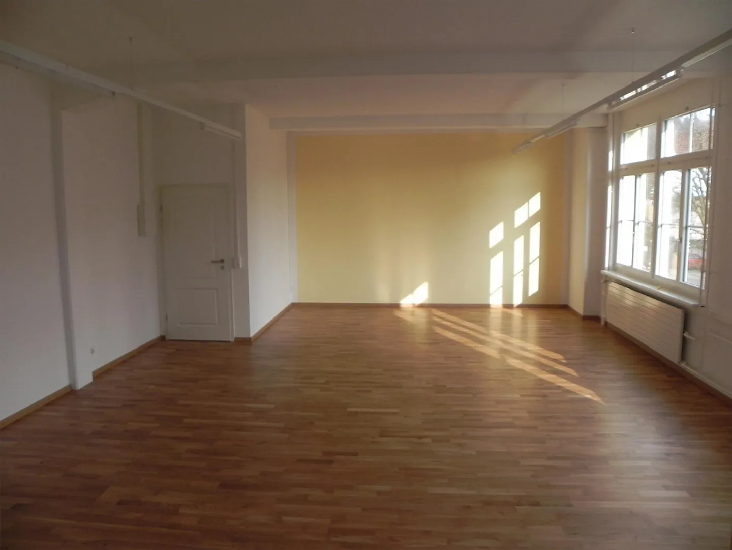 Salle de pratique ou bureau inondée de lumière - Photo 3 sur 8