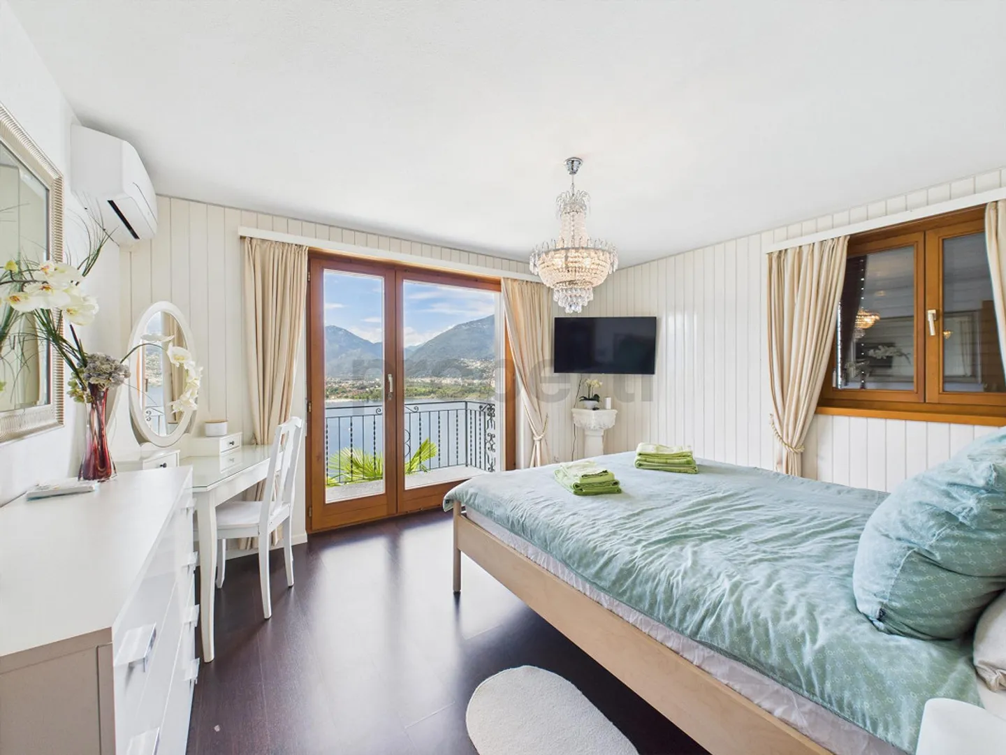 Elegant Villa with Lake View - Photo 6 of 14