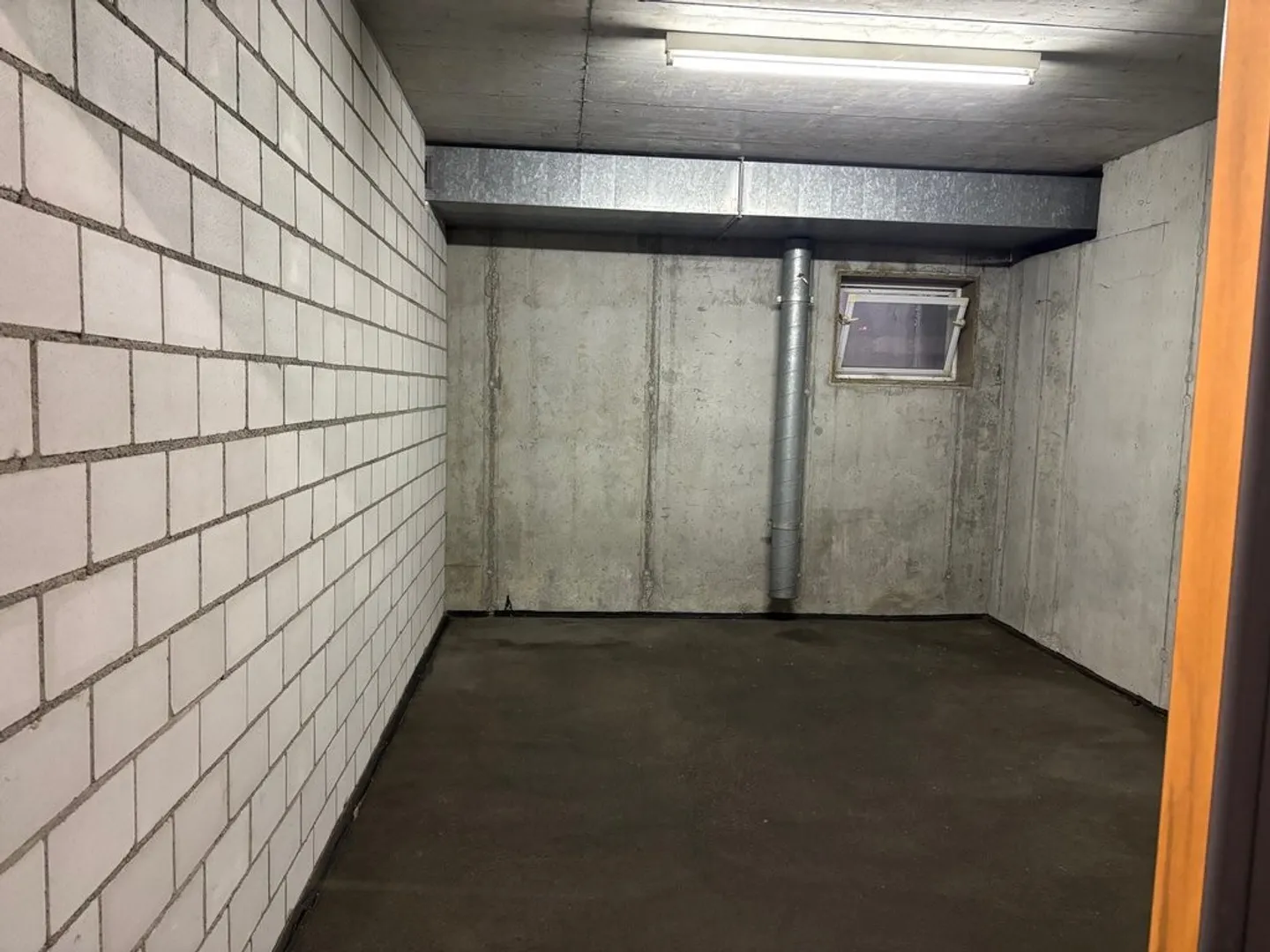 Storage room for rent with approx. 15m2 - Photo 2 of 2