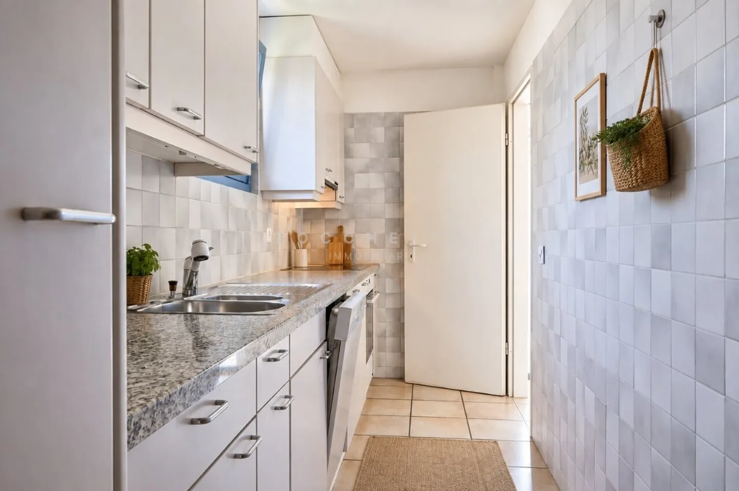 Spacious Apartment with Terrace - Photo 4 of 13