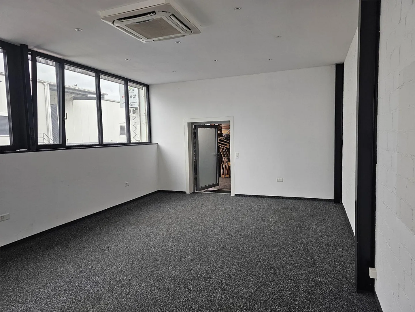 Espace de bureau et commercial central à louer - Photo 2 sur 4