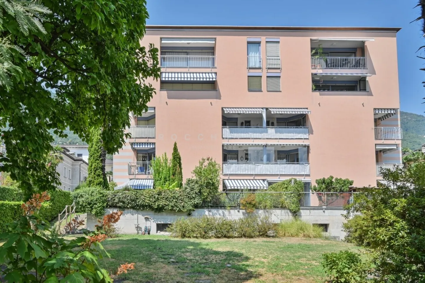 Spacious Apartment with Terrace - Photo 12 of 13