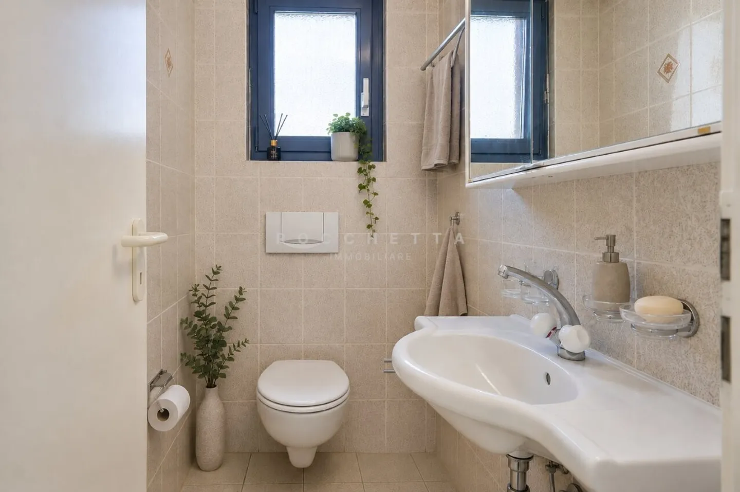 Spacious Apartment with Terrace - Photo 9 of 13