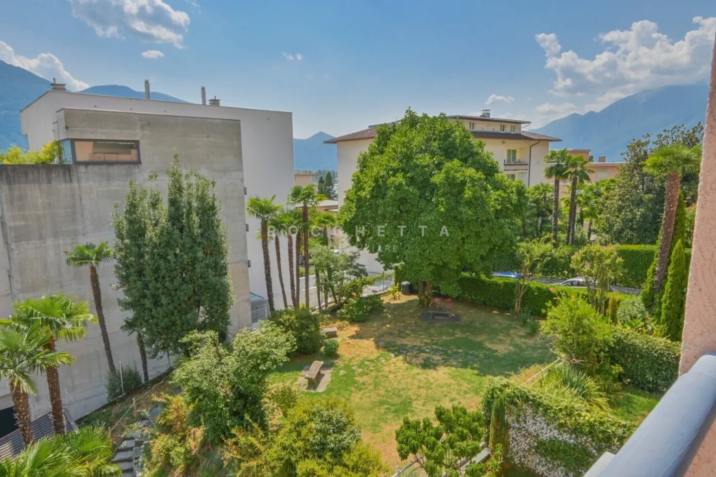 Spacious Apartment with Terrace - Photo 10 of 13