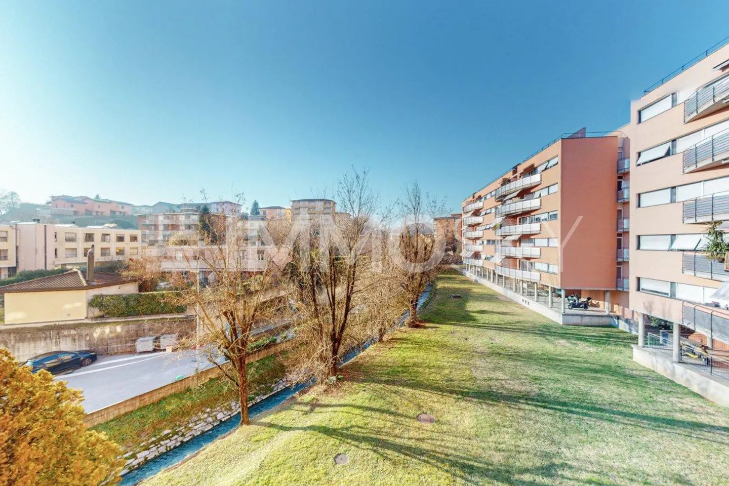 Ensoleillé et lumineux avec parking privé - Photo 5 sur 5