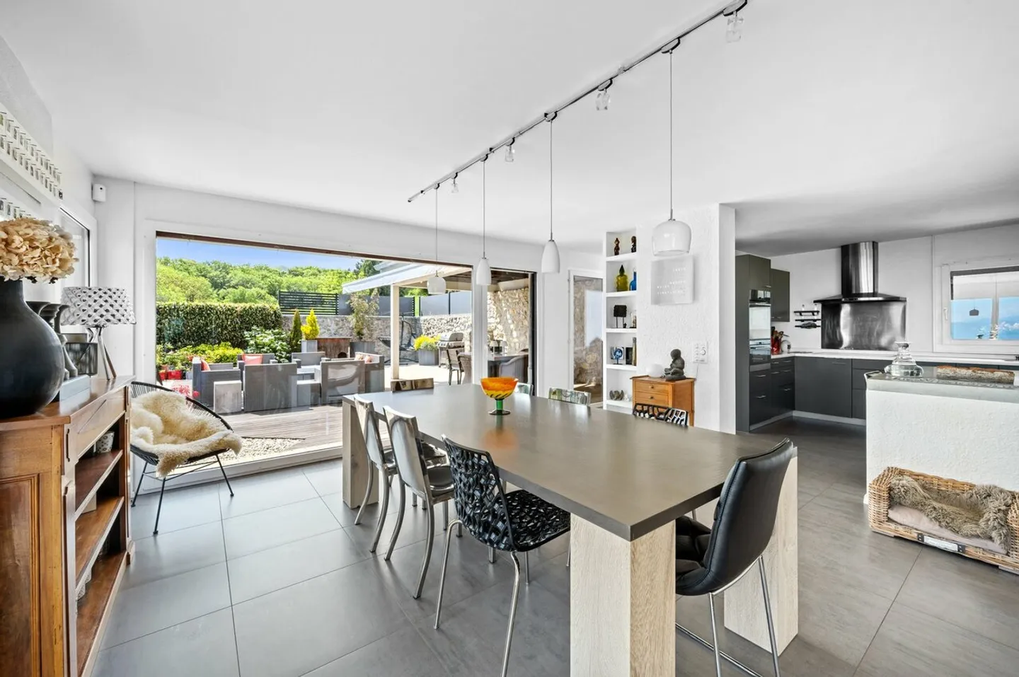 Zeitgenössische Villa mit Blick auf den See und die Alpen - Foto 8 von 41