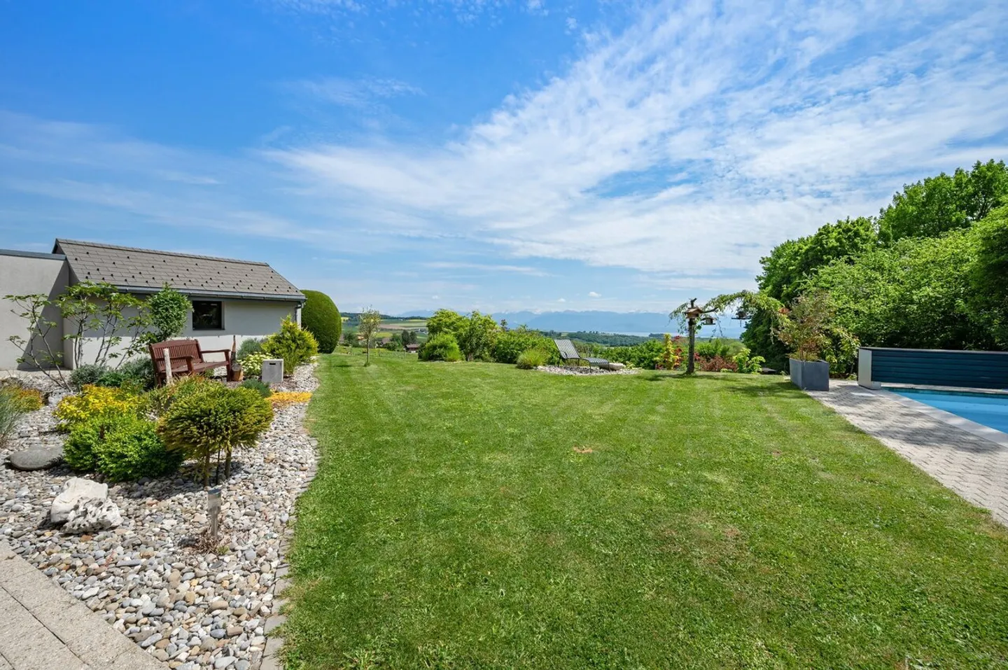 Zeitgenössische Villa mit Blick auf den See und die Alpen - Foto 28 von 41
