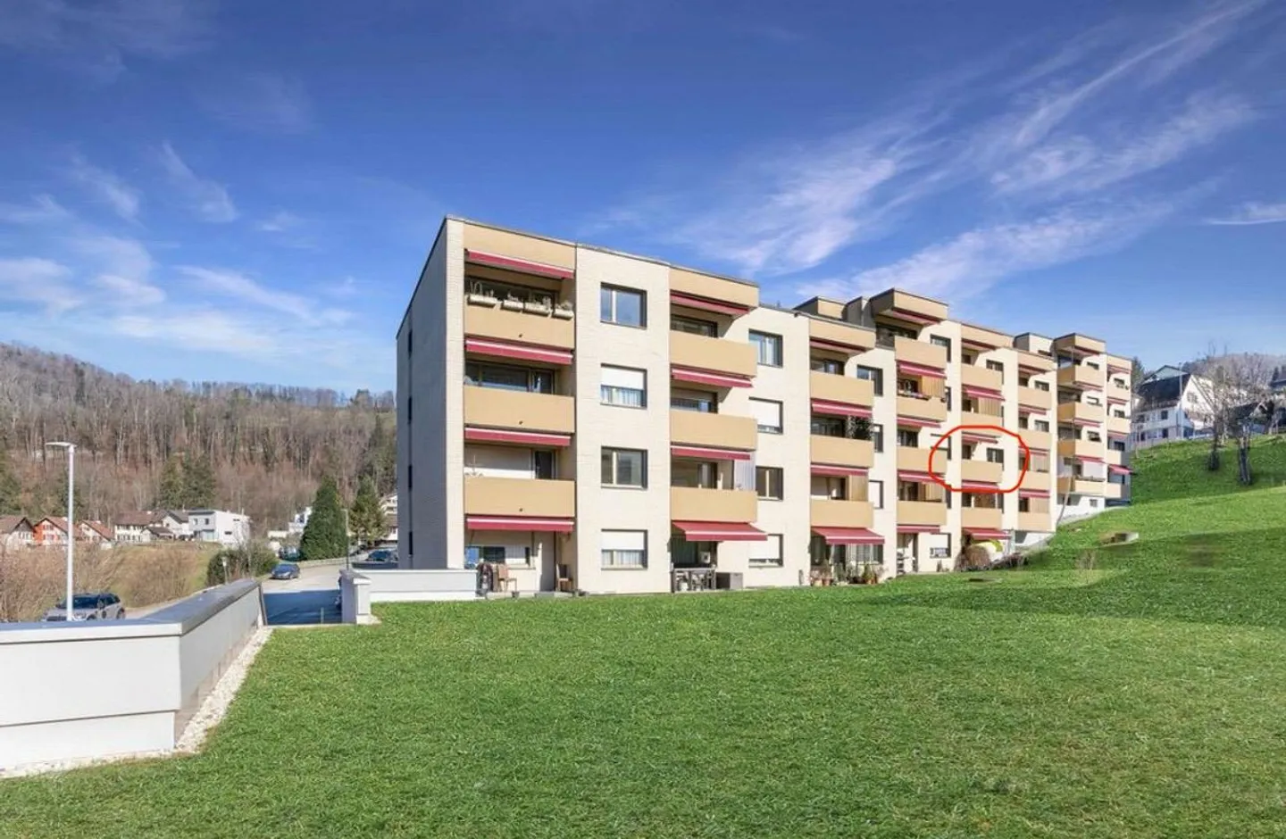 Luminoso appartamento di 2,5 stanze con balcone nel verde - Foto 1 di 7