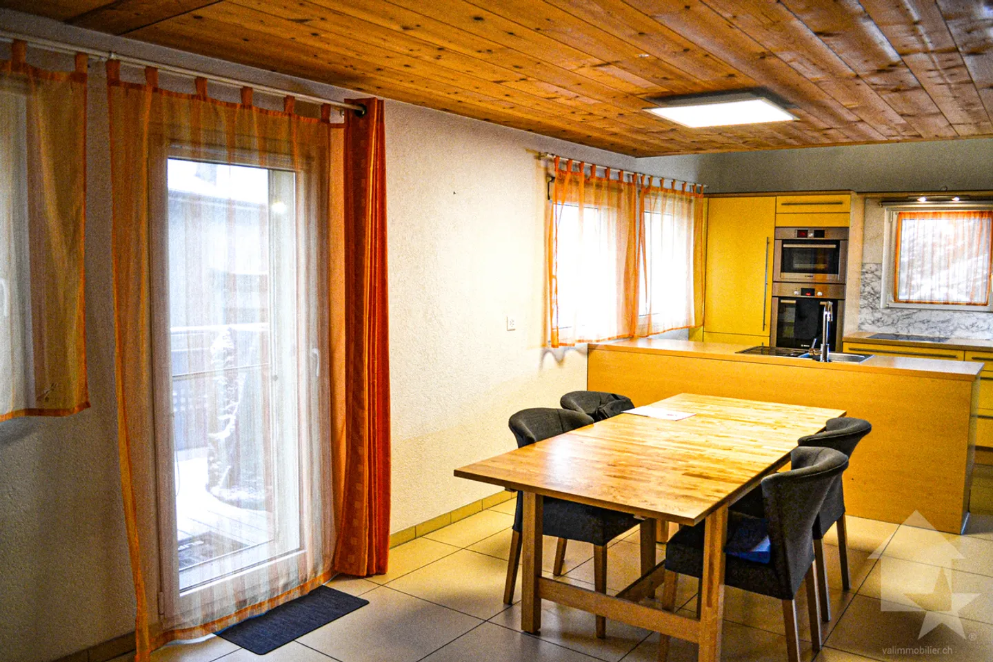 Beautiful renovated village house with taste, 5.5 rooms over 2 floors - Photo 3 of 13