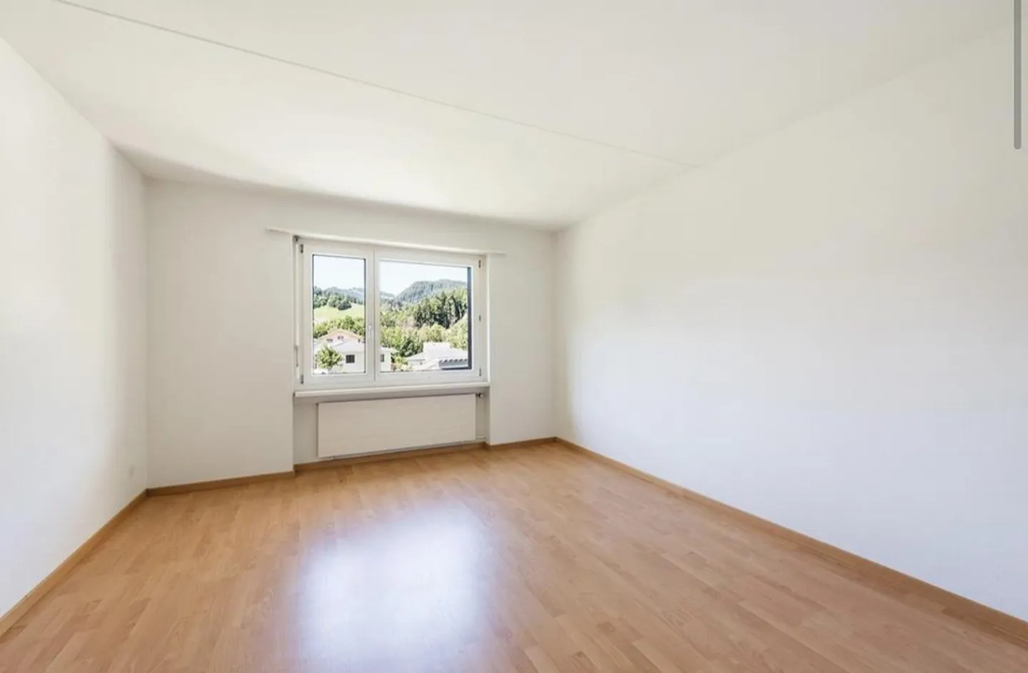 Luminoso appartamento di 2,5 stanze con balcone nel verde - Foto 2 di 7