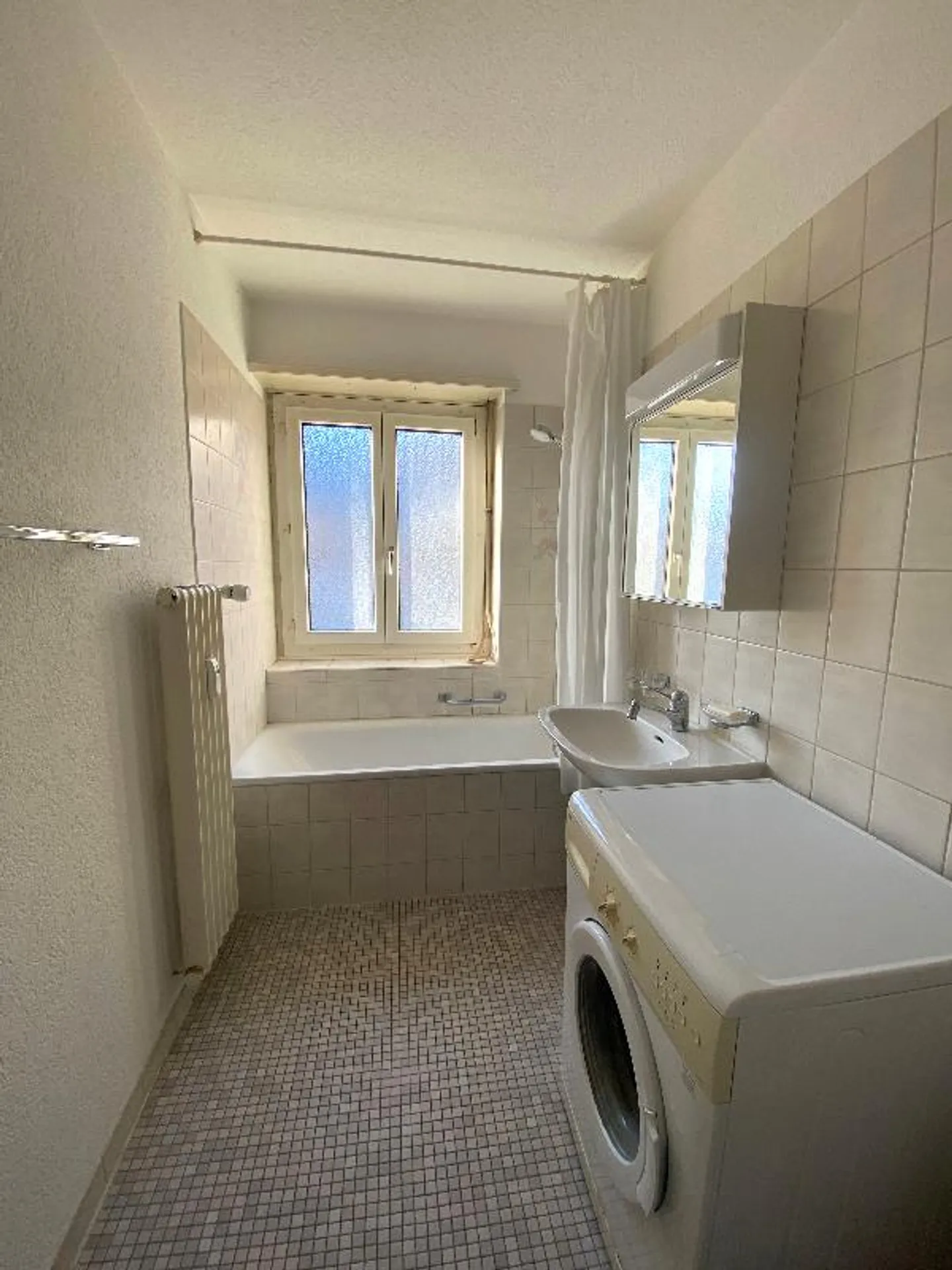 2 Room Apartment - Photo 3 of 5