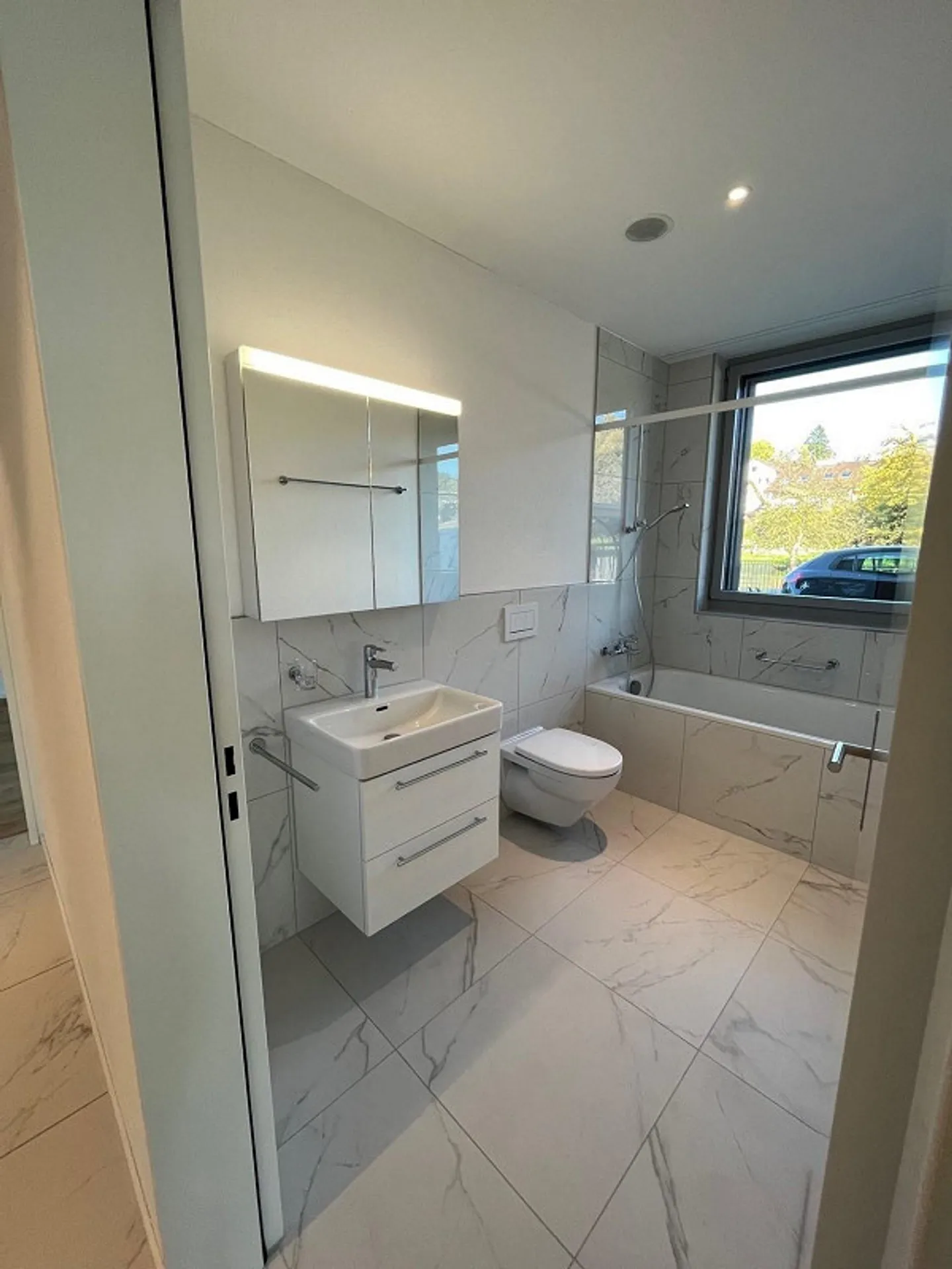 Appartement de jardin spacieux de 2,5 pièces avec jardin privé - Photo 2 sur 7