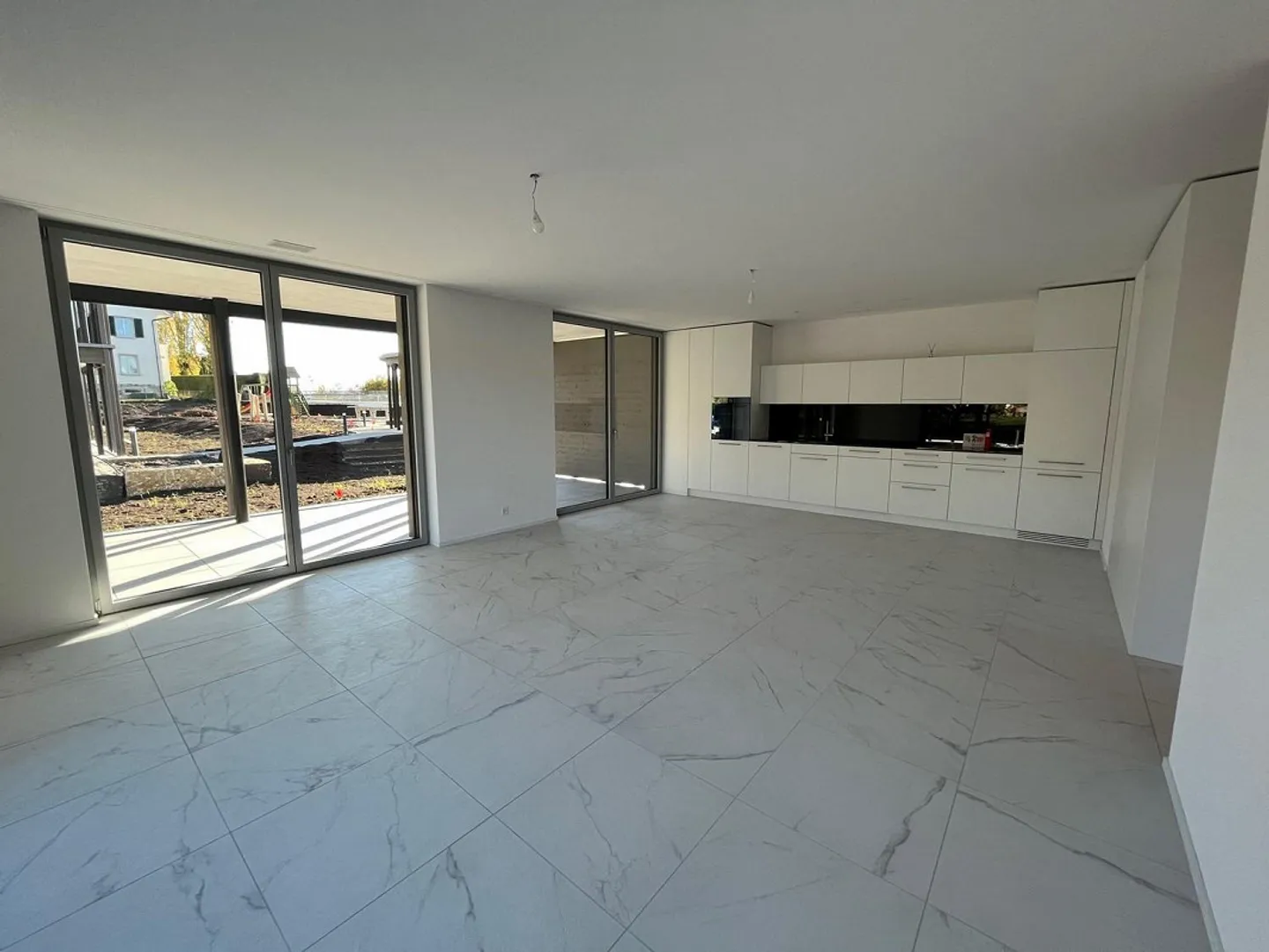 Appartement de jardin spacieux de 2,5 pièces avec jardin privé - Photo 3 sur 7