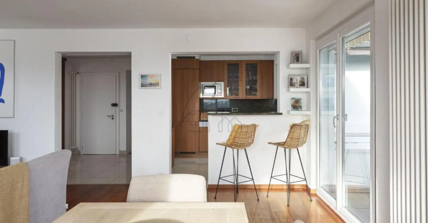 Spazioso appartamento di 5 locali con giardino - Foto 4 di 11