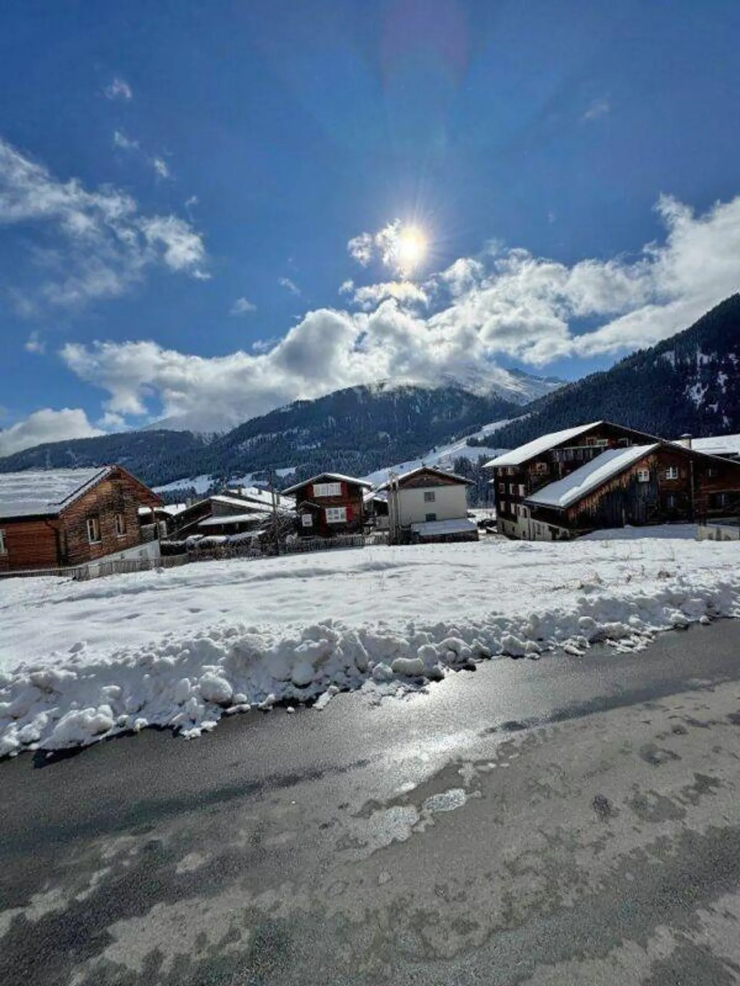 Terrain constructible au cœur de Sedrun avec 807 m2 en tant que résidence permanente - Photo 1 sur 5