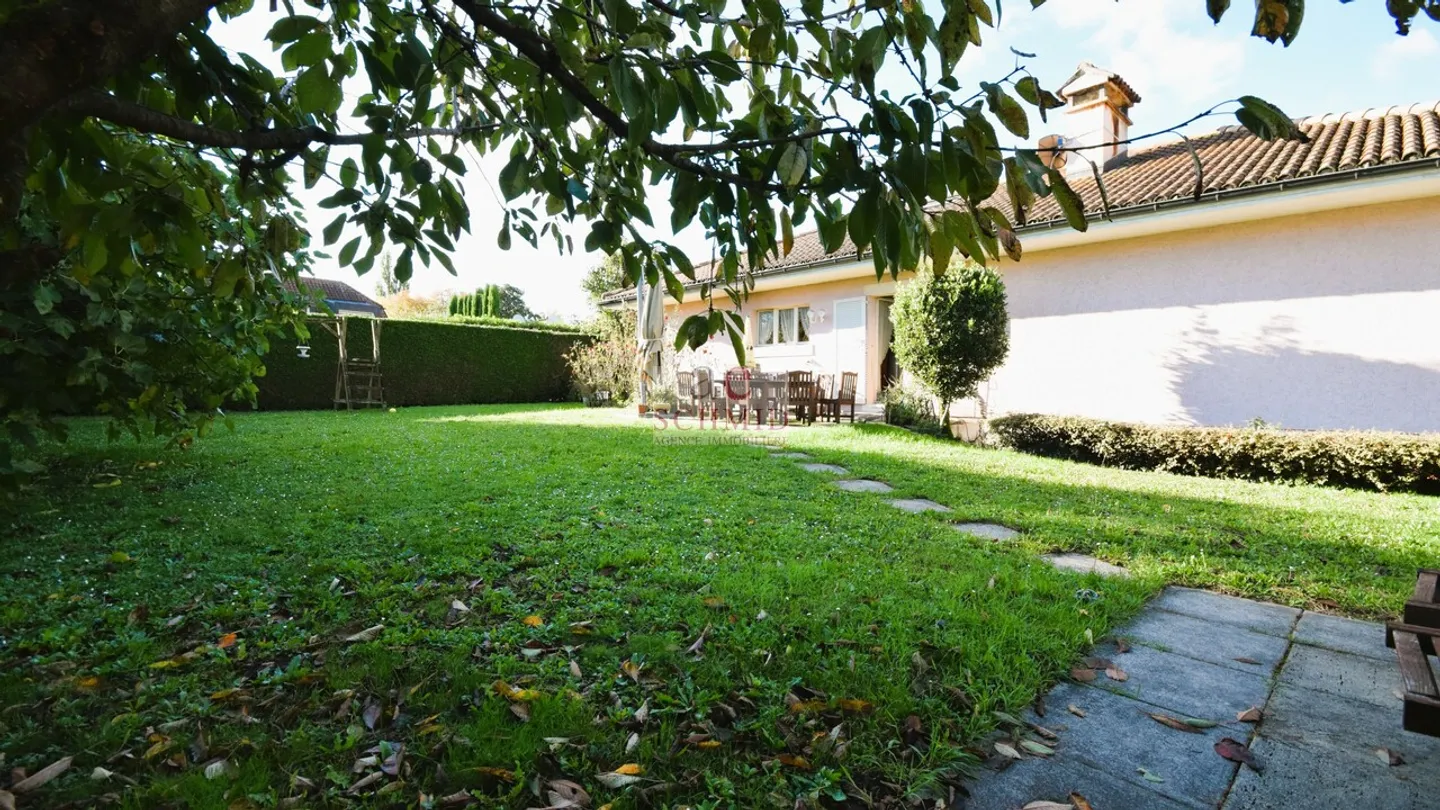 Villa indipendente con piscina da ristrutturare - Foto 2 di 9