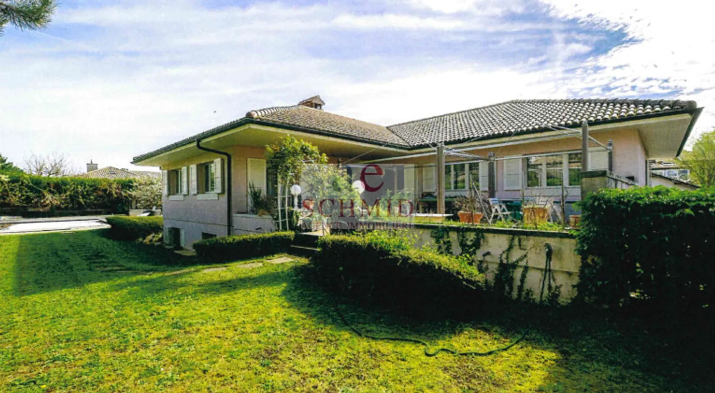 Villa indipendente con piscina da ristrutturare - Foto 3 di 9