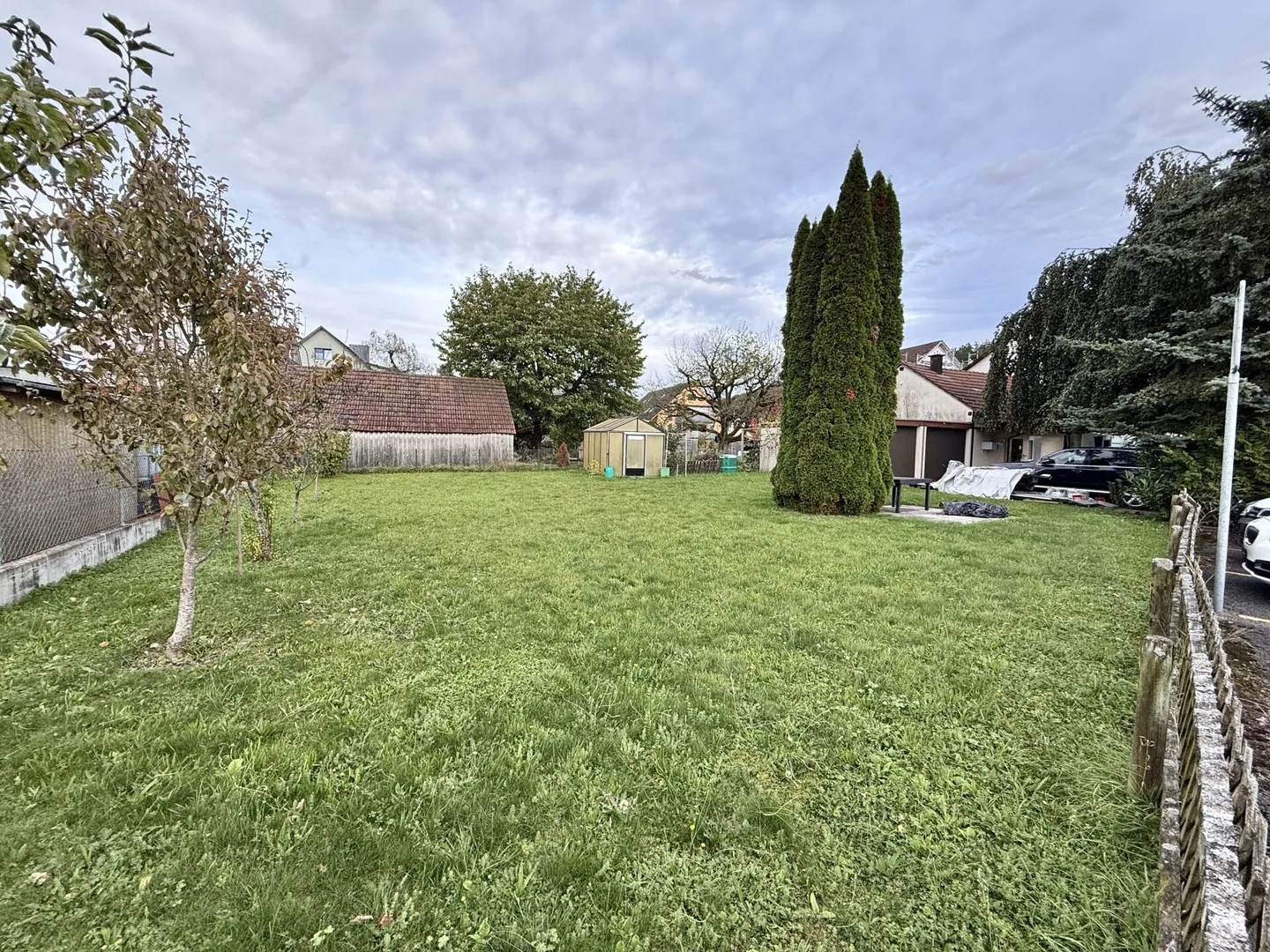 TERRENO CON PROGETTO EDILIZIO MODERNO IN UNA POSIZIONE TRANQUILLA - Foto 1 di 4
