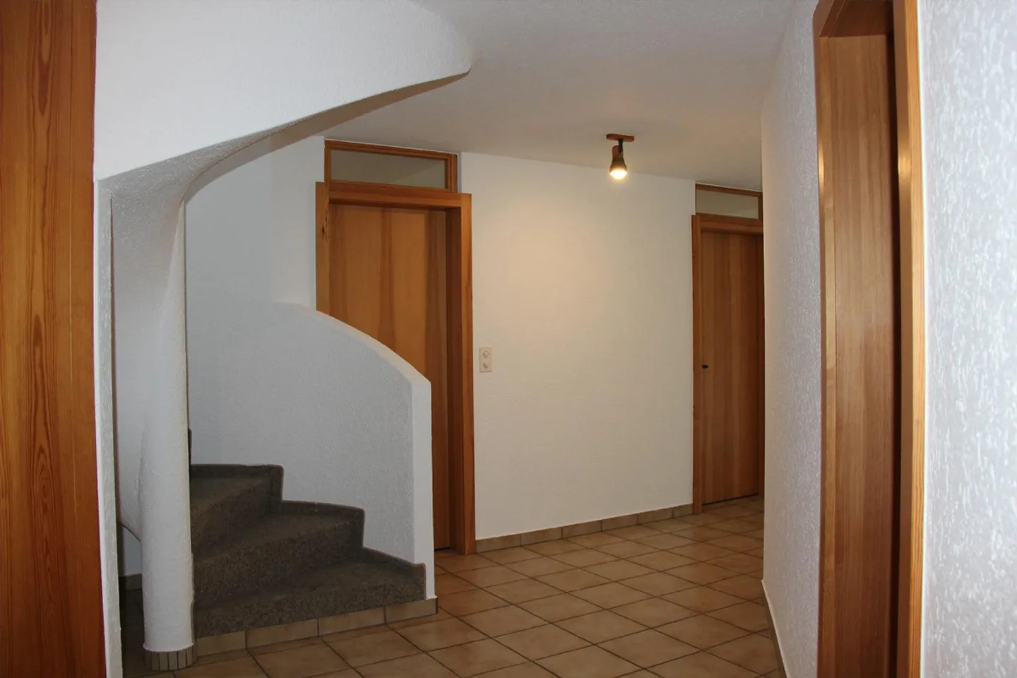 Très grand appartement en duplex de 5 1/2 pièces, situé au centre - Photo 2 sur 15