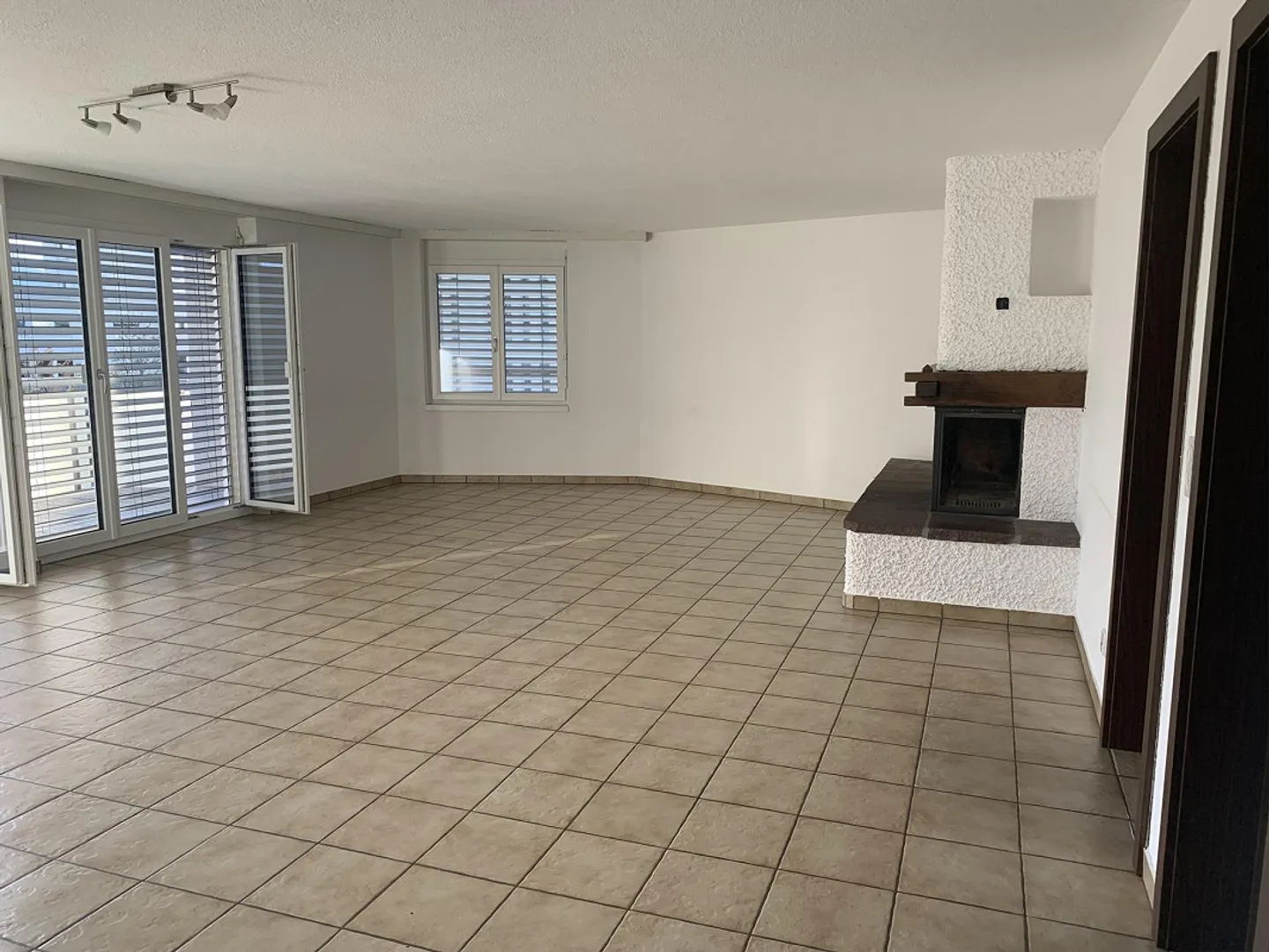 Très grand appartement en duplex de 5 1/2 pièces, situé au centre - Photo 3 sur 15