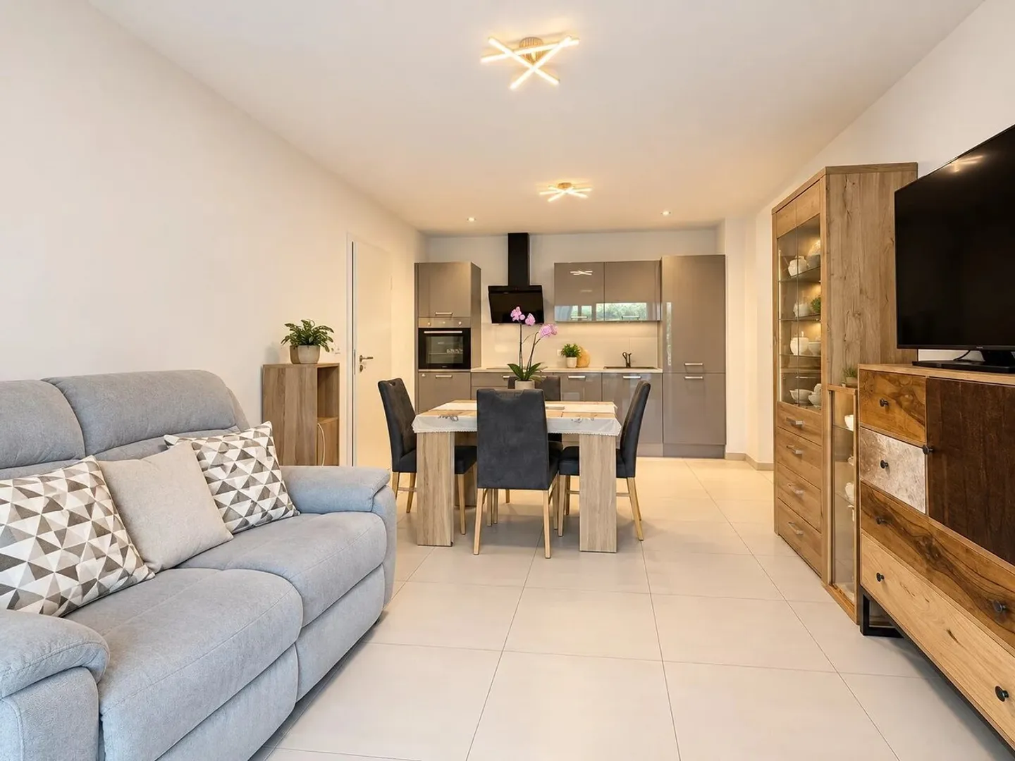 Modern Apartment with Garden - Photo 2 of 8