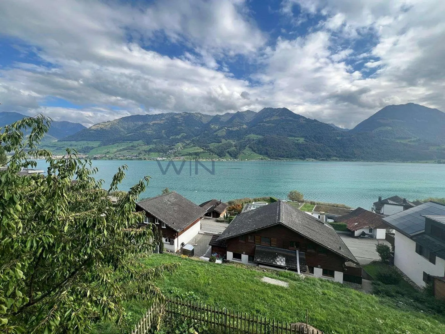 Einzigartiges Holzhaus mit Seeblick - Foto 1 von 8