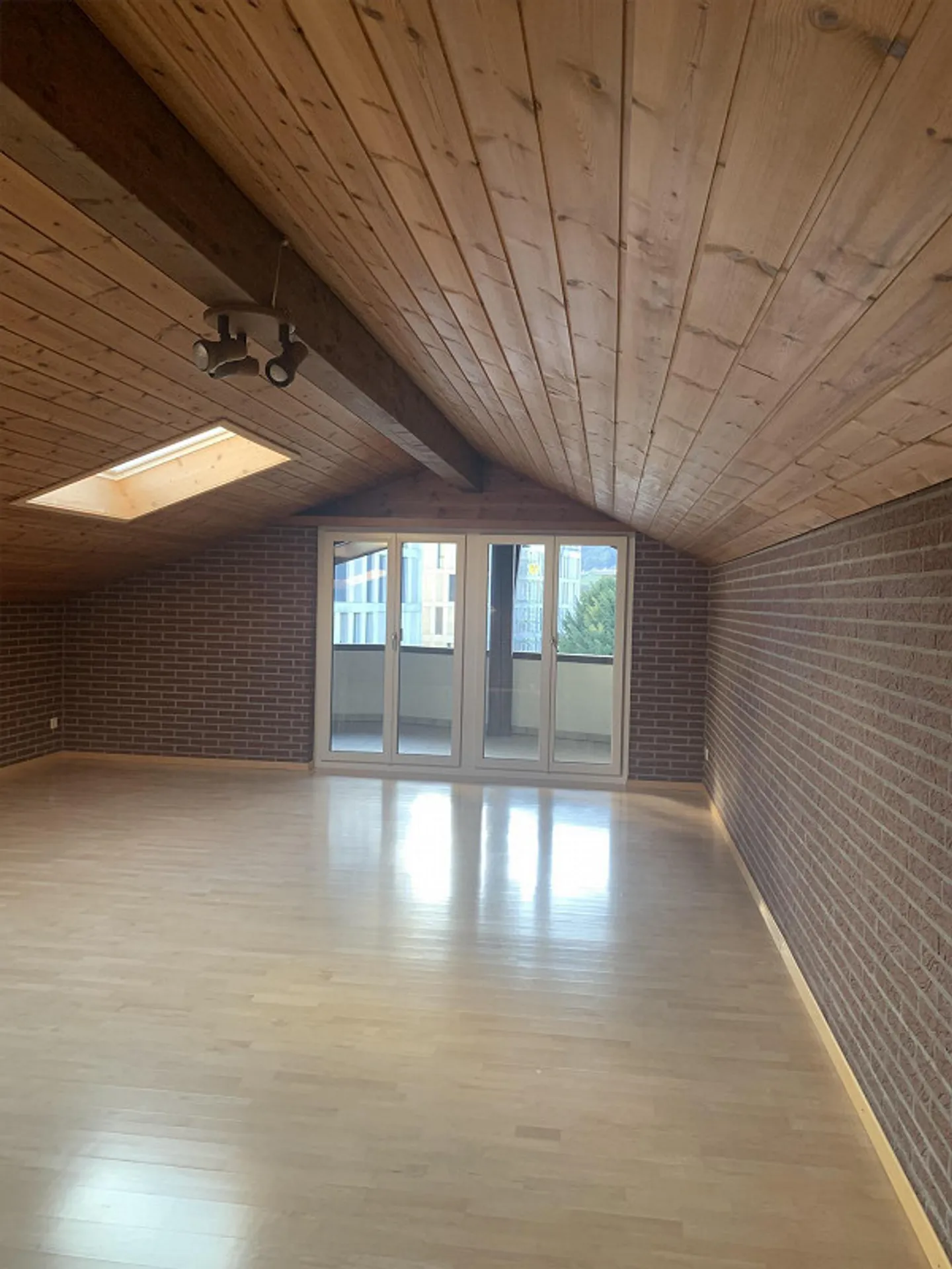 Très grand appartement en duplex de 5 1/2 pièces, situé au centre - Photo 11 sur 15