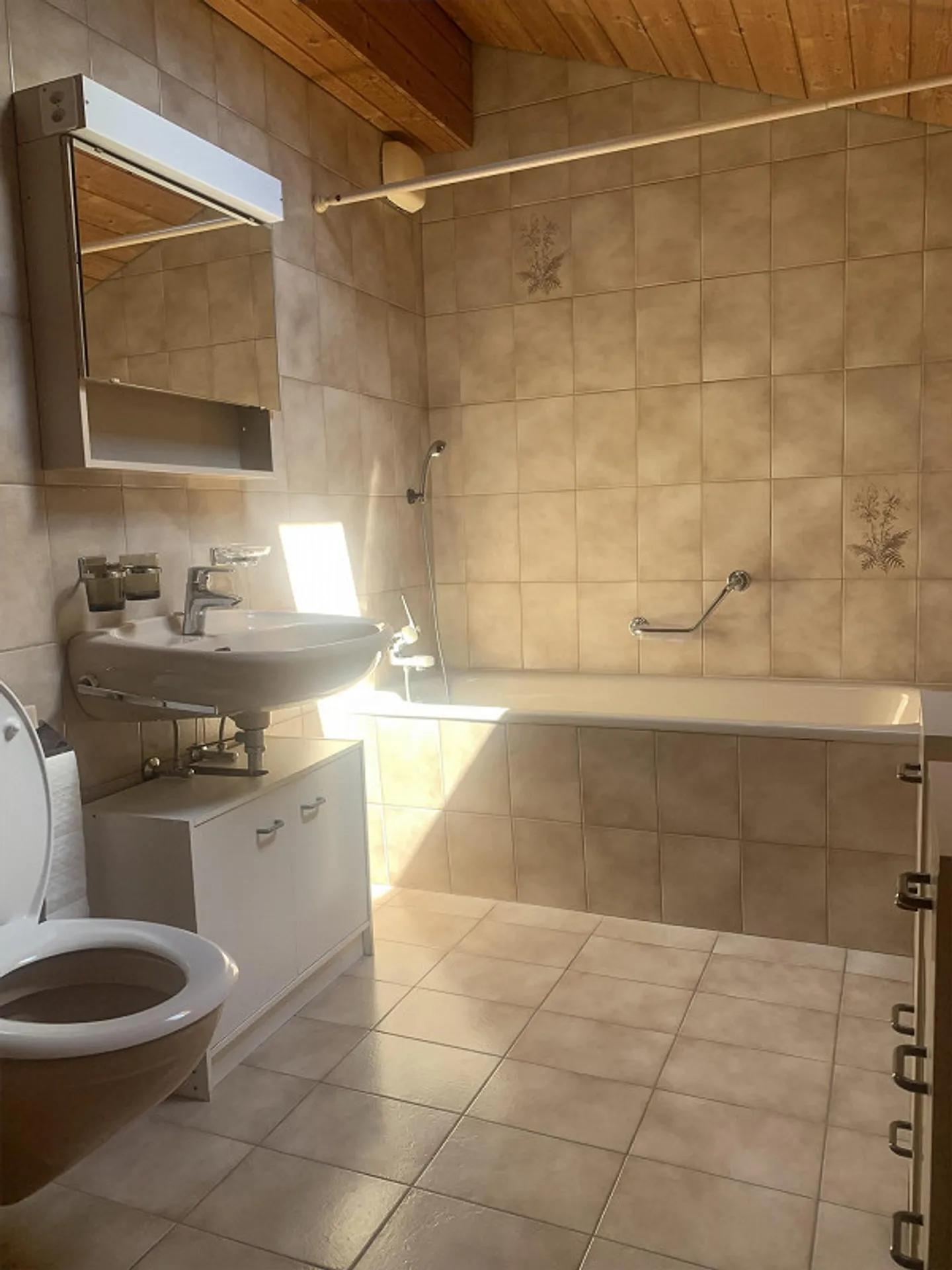 Très grand appartement en duplex de 5 1/2 pièces, situé au centre - Photo 13 sur 15