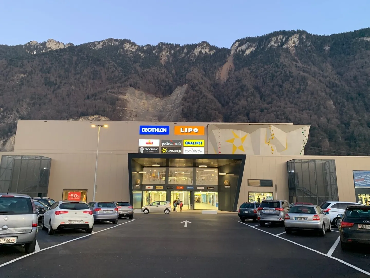 Superficie commerciale 1280m2 - Centro commerciale Rocville - Villeneuve - Foto 2 di 3