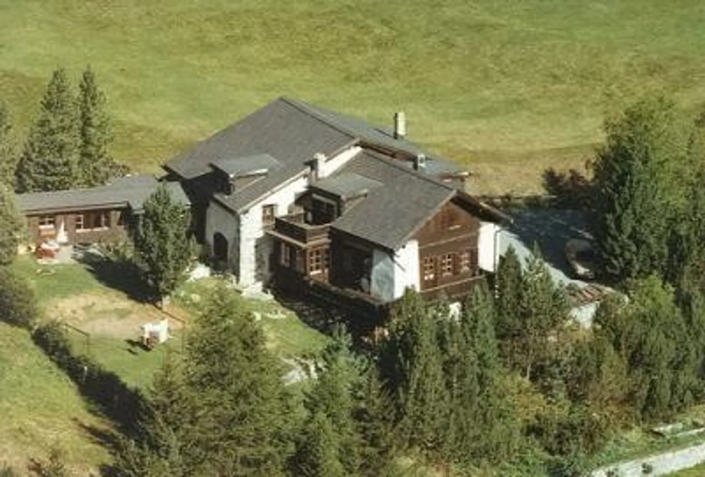 Antica casa engadinese con giardino alpino soleggiato in una posizione molto bella - Foto 1 di 19