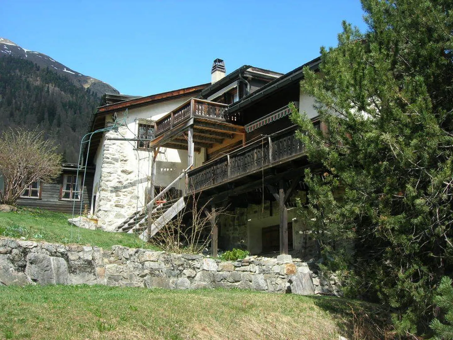 Antica casa engadinese con giardino alpino soleggiato in una posizione molto bella - Foto 5 di 19