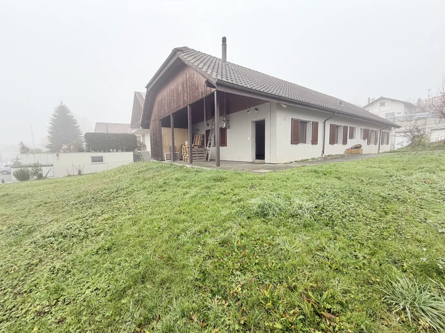 Grosszügiges Einfamilienhaus mit Ausbau- und Aufstockungspotenzial - Foto 1 von 12