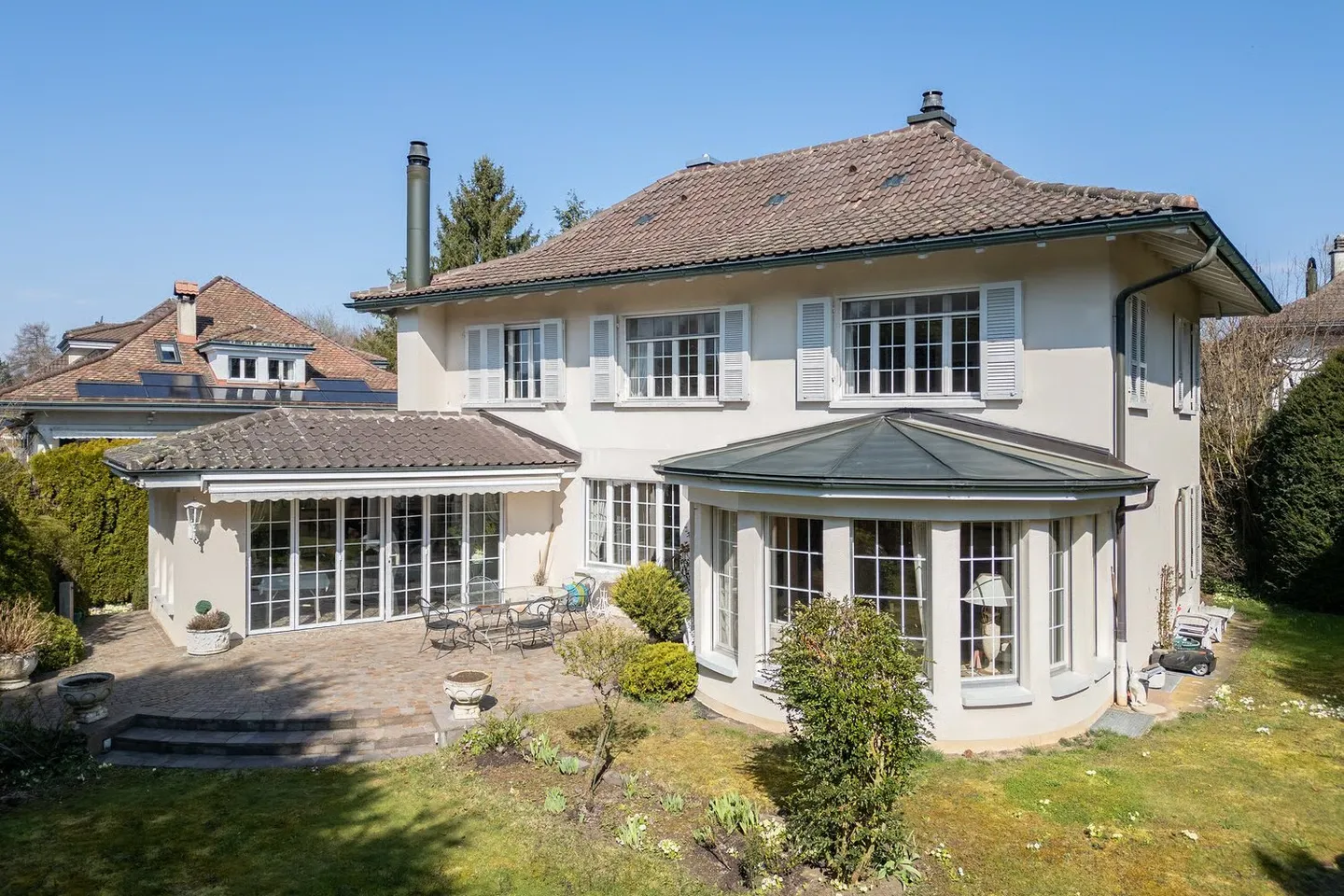 Charming 4.5-Room Villa in a Quiet Location in Bern - Photo 1 of 18