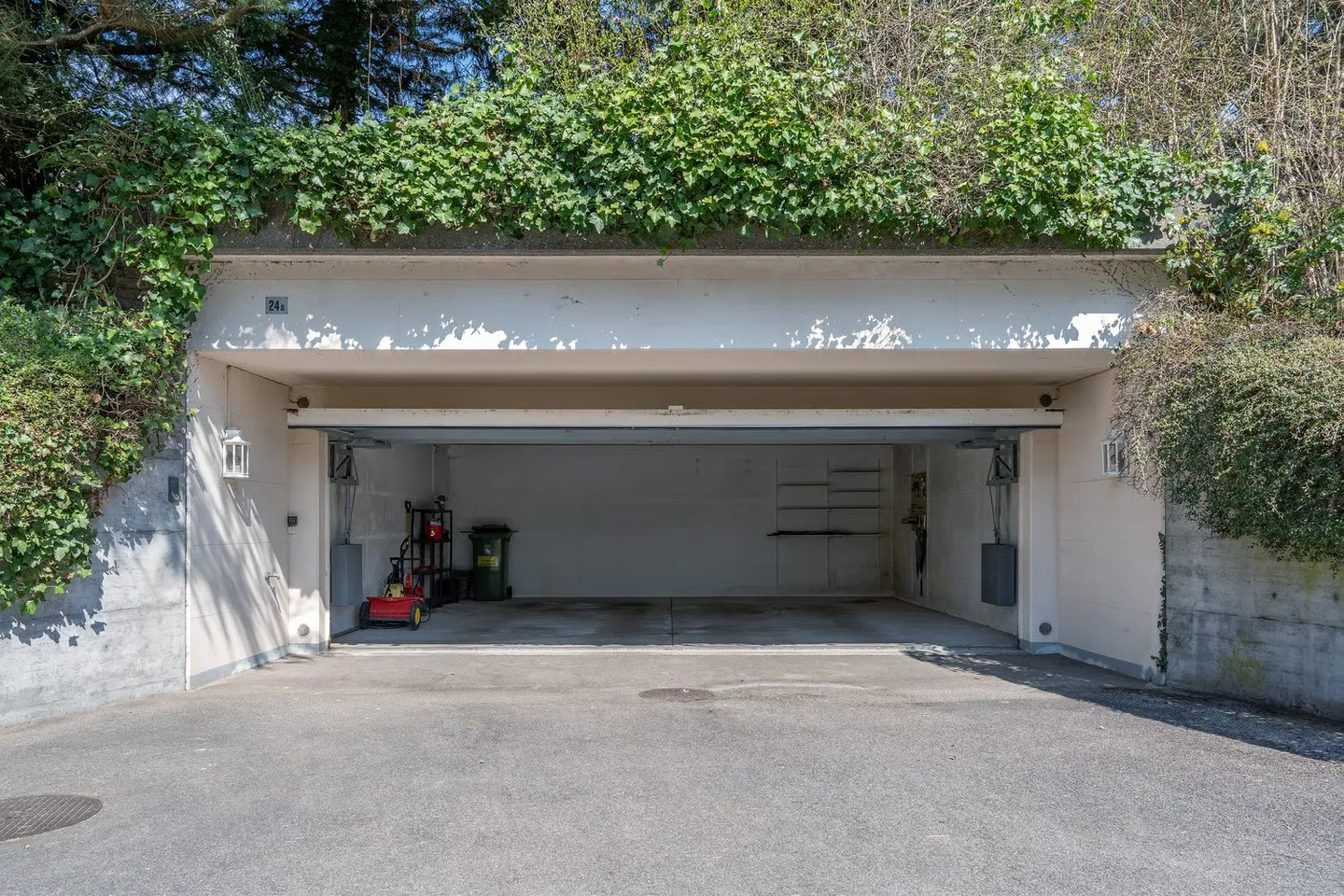 Charming 4.5-Room Villa in a Quiet Location in Bern - Photo 3 of 18