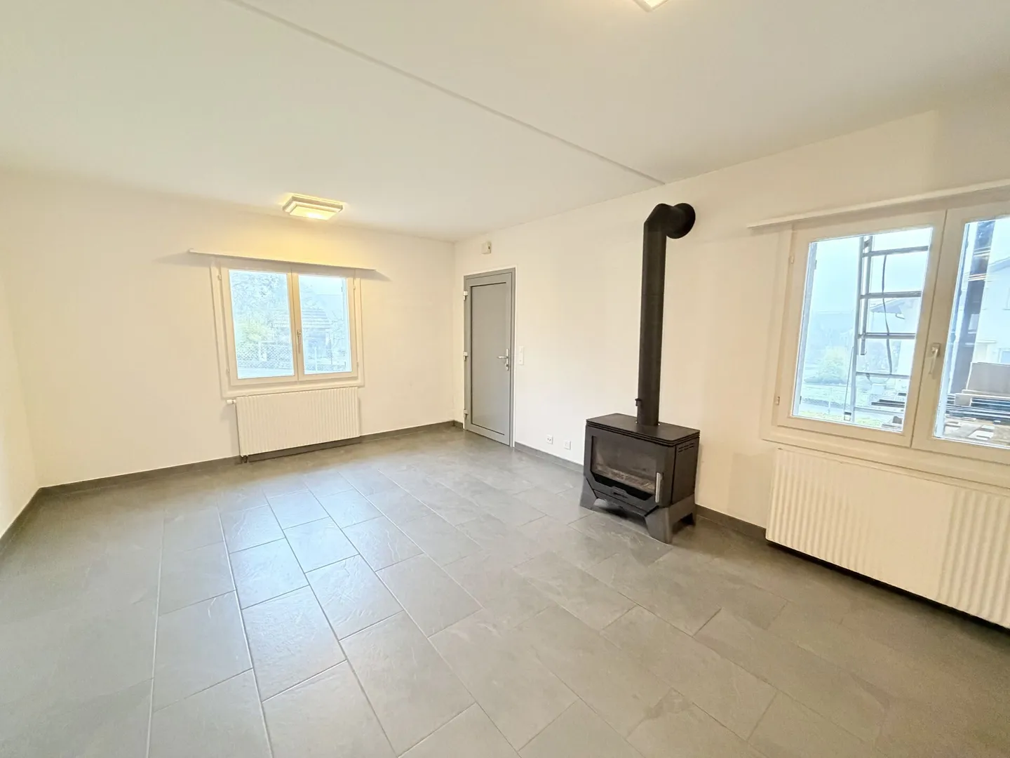 Grosszügiges Einfamilienhaus mit Ausbau- und Aufstockungspotenzial - Foto 2 von 12