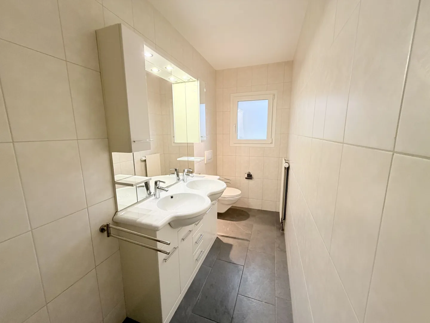 Grosszügiges Einfamilienhaus mit Ausbau- und Aufstockungspotenzial - Foto 7 von 12