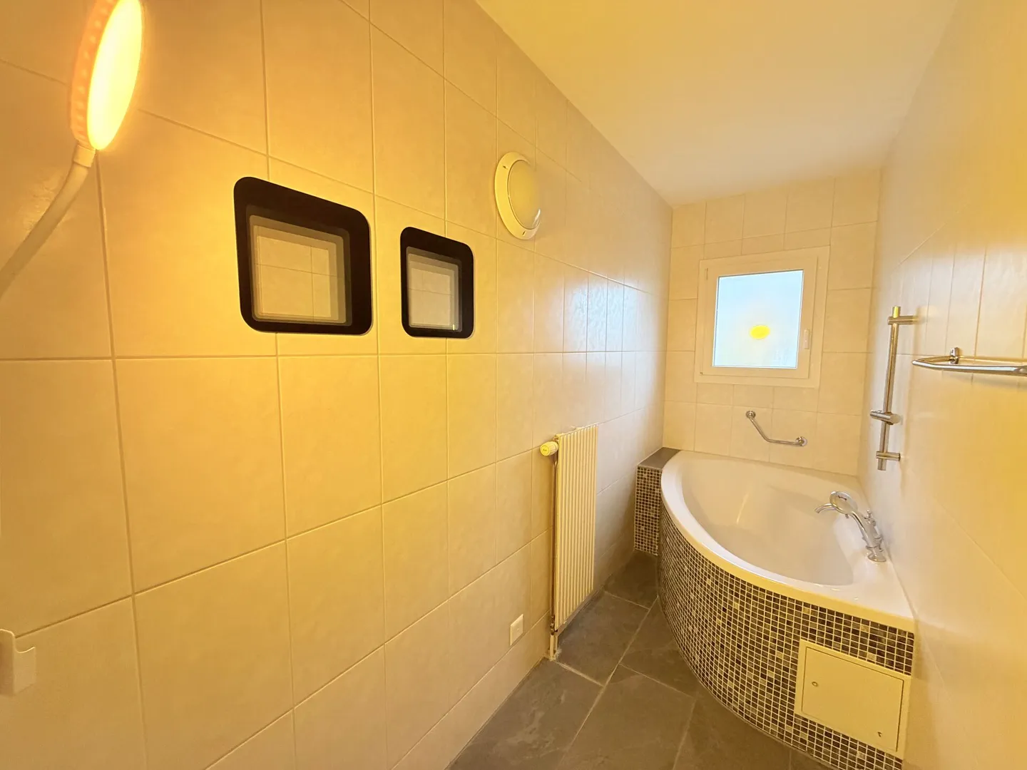 Grosszügiges Einfamilienhaus mit Ausbau- und Aufstockungspotenzial - Foto 10 von 12