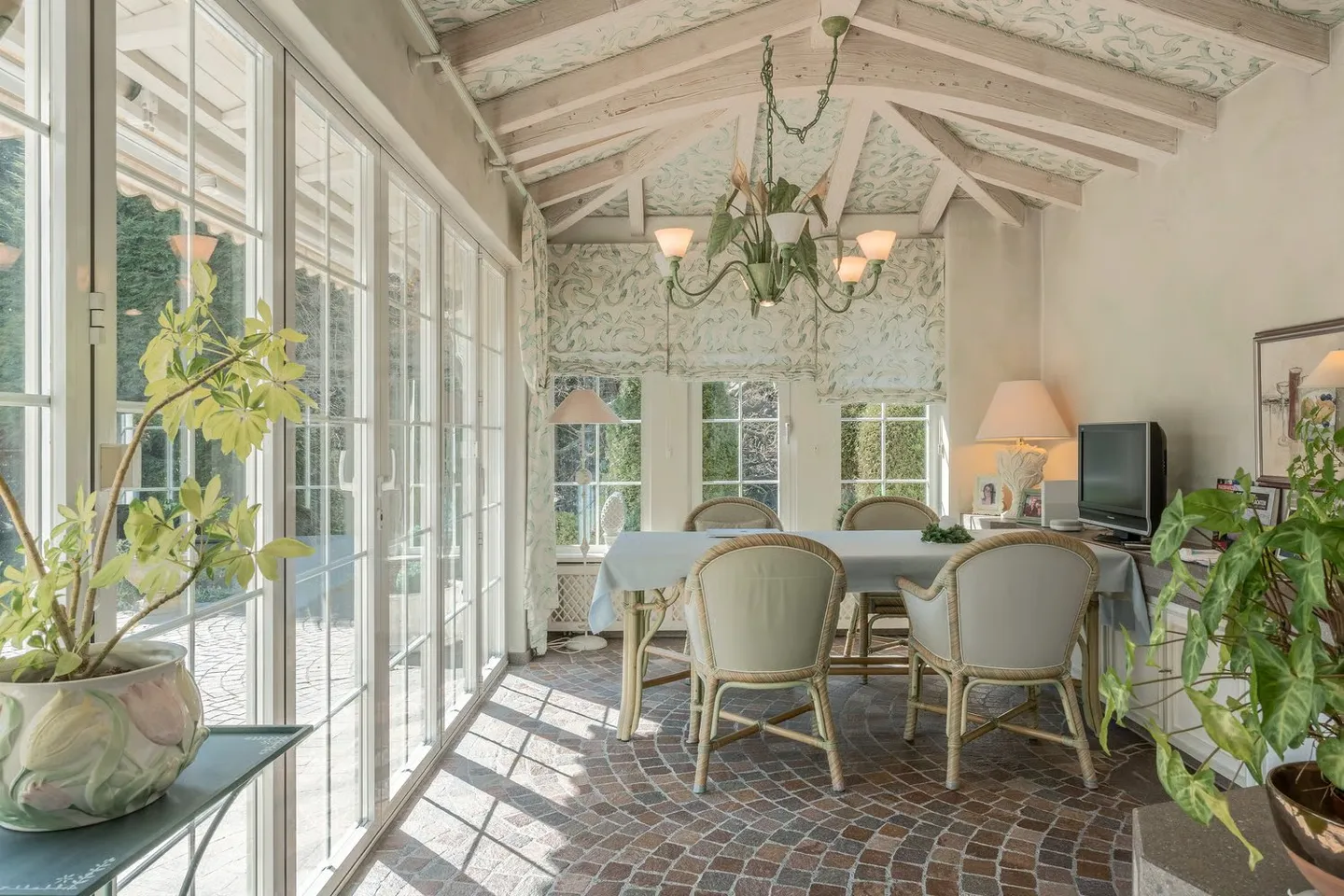 Charming 4.5-Room Villa in a Quiet Location in Bern - Photo 6 of 18