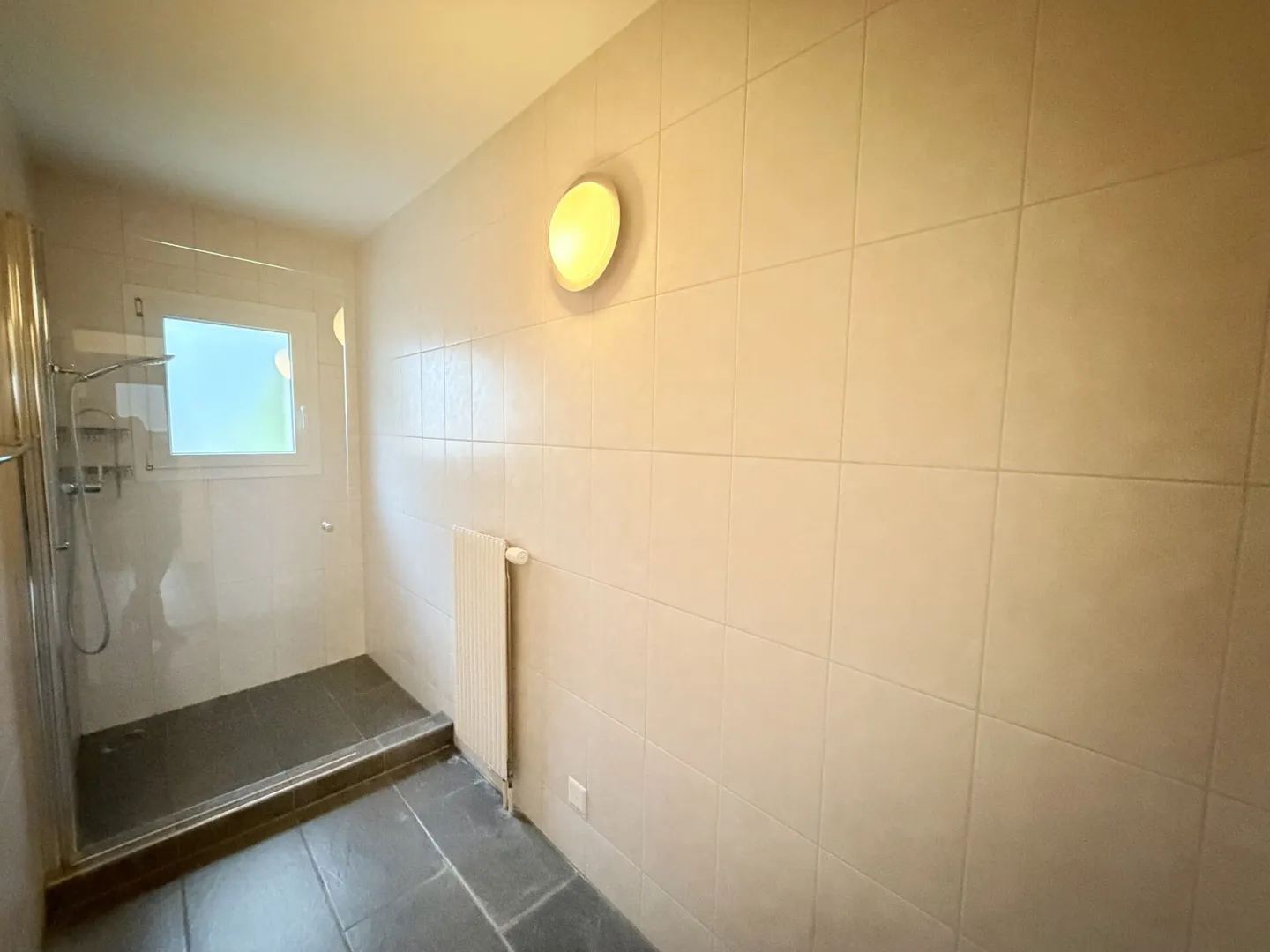 Grosszügiges Einfamilienhaus mit Ausbau- und Aufstockungspotenzial - Foto 9 von 12