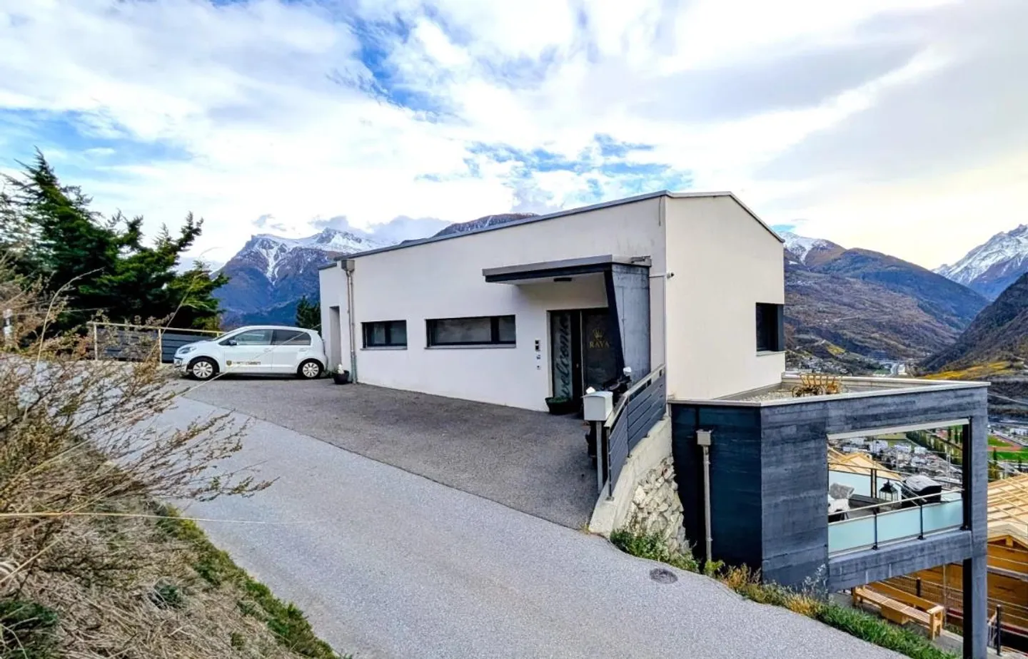 Exklusives Einfamilienhaus oberhalb Visp - Foto 2 von 10