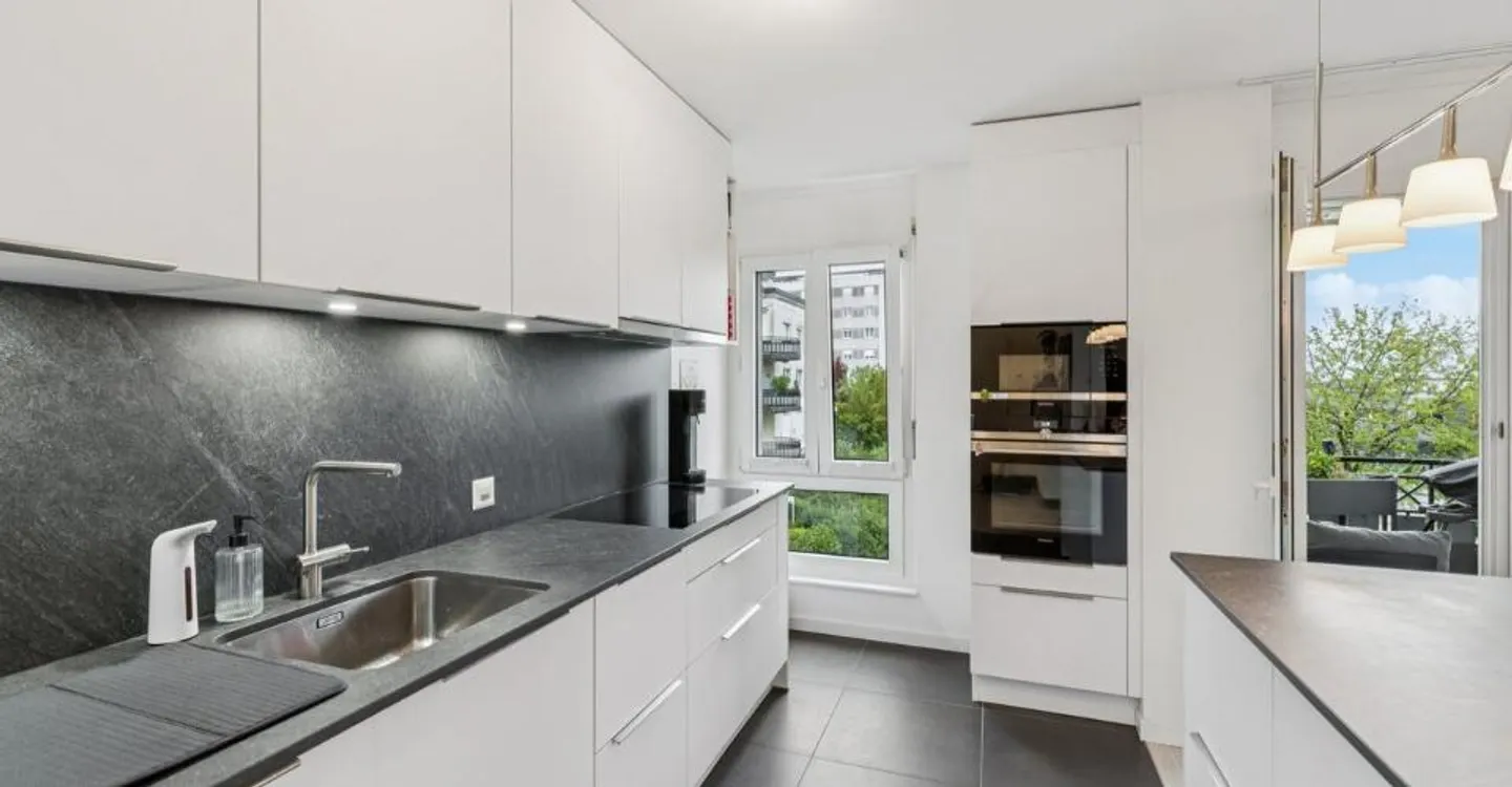 Brightly renovated apartment close to everything - 1 parking - Photo 1 of 6