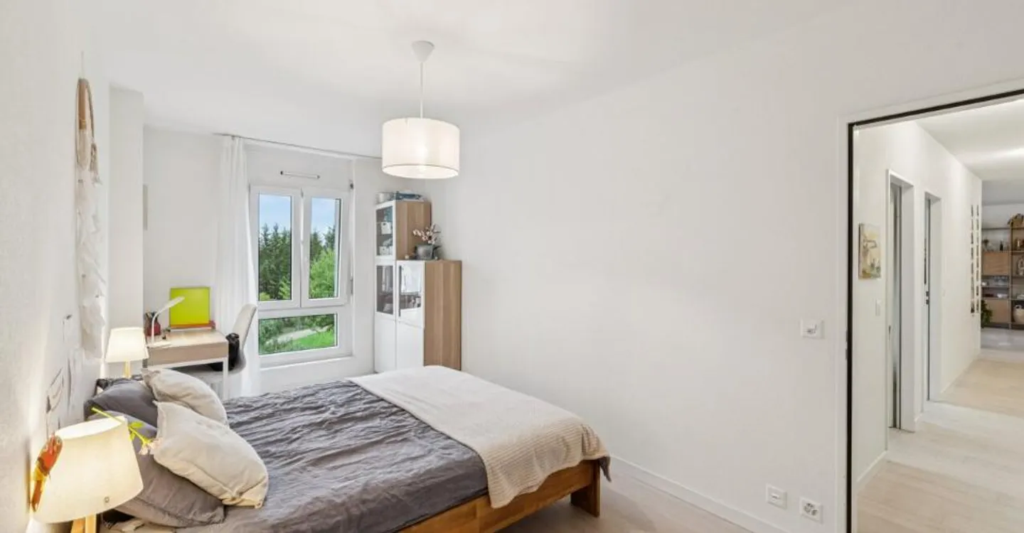 Brightly renovated apartment close to everything - 1 parking - Photo 3 of 6