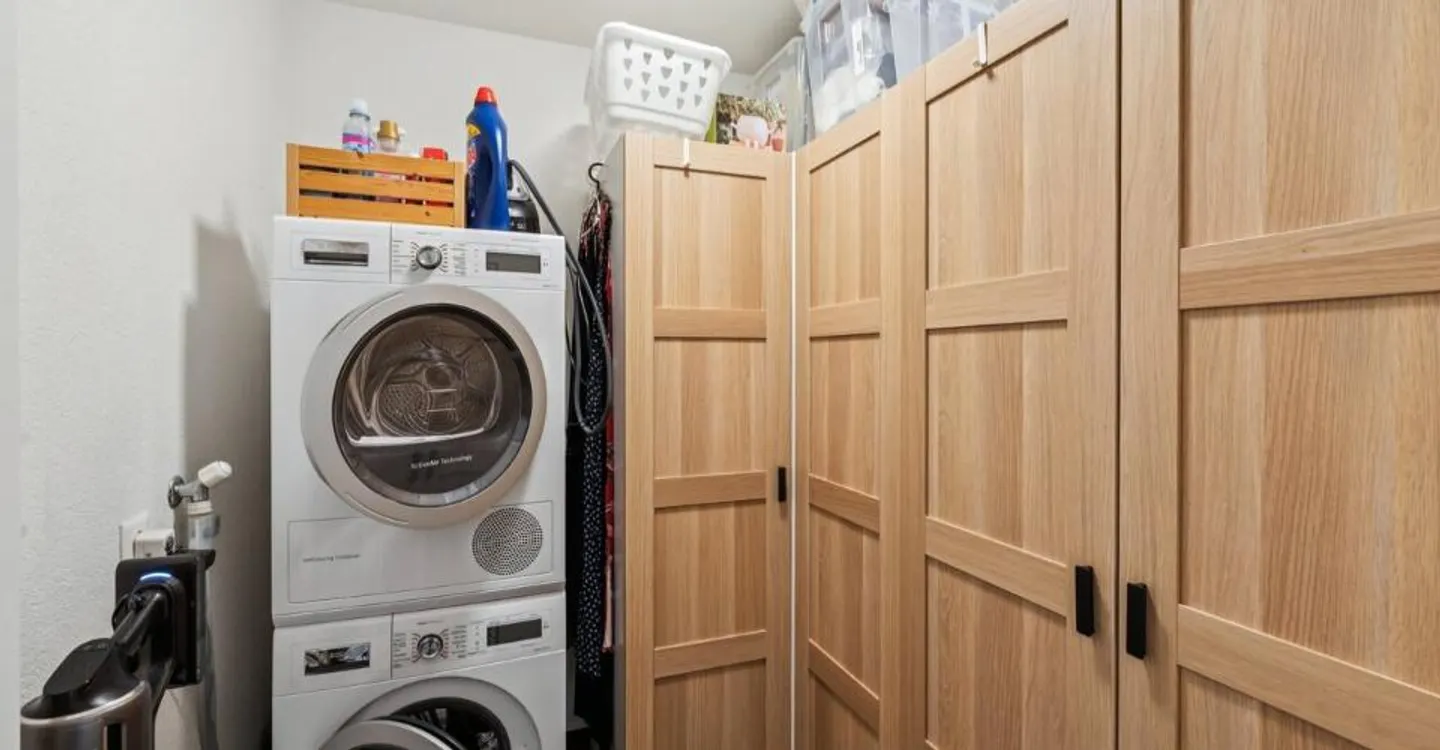 Brightly renovated apartment close to everything - 1 parking - Photo 4 of 6