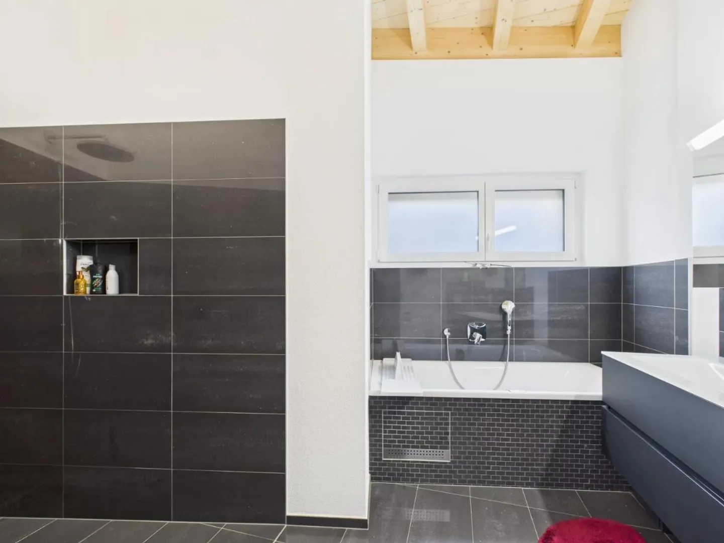 Exklusives Einfamilienhaus oberhalb Visp - Foto 5 von 10