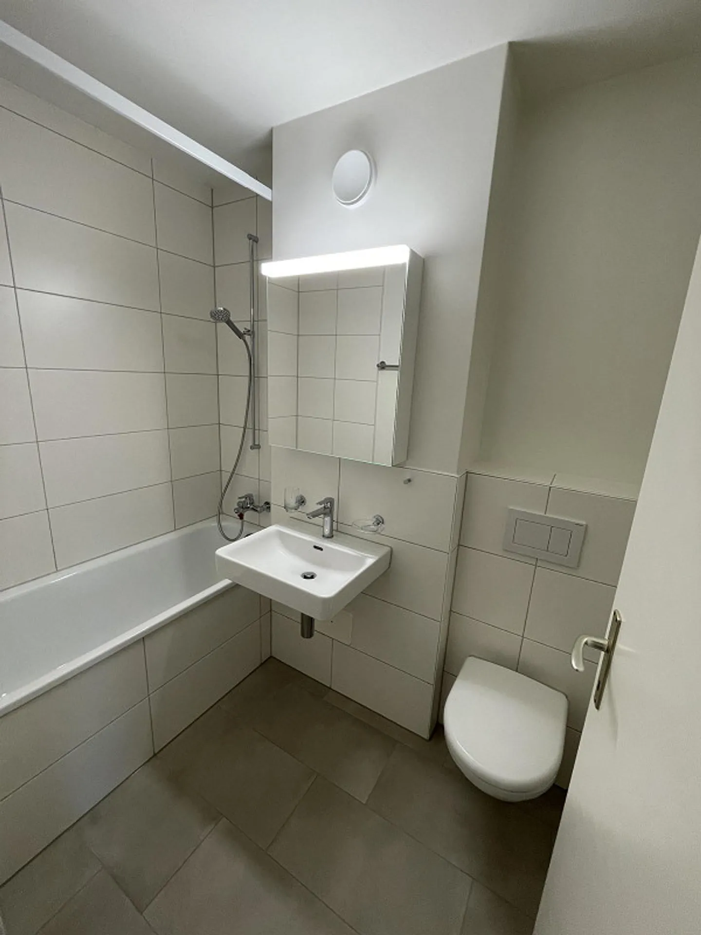 Appartement 1 pièce dans le quartier de Bachletten avec nouvelle salle de bain - Photo 2 sur 4