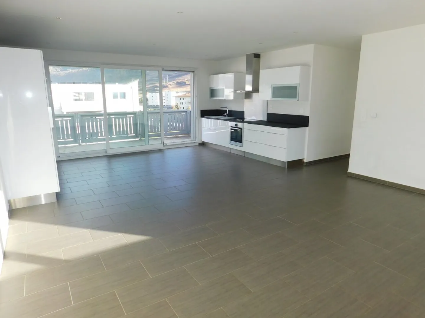MAGNIFICENT CROSSING PENTHOUSE OF 4.5 ROOMS - Photo 3 of 10